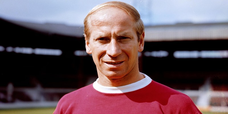 Sir Bobby Charlton là huyền thoại đầu tiên của Manchester United